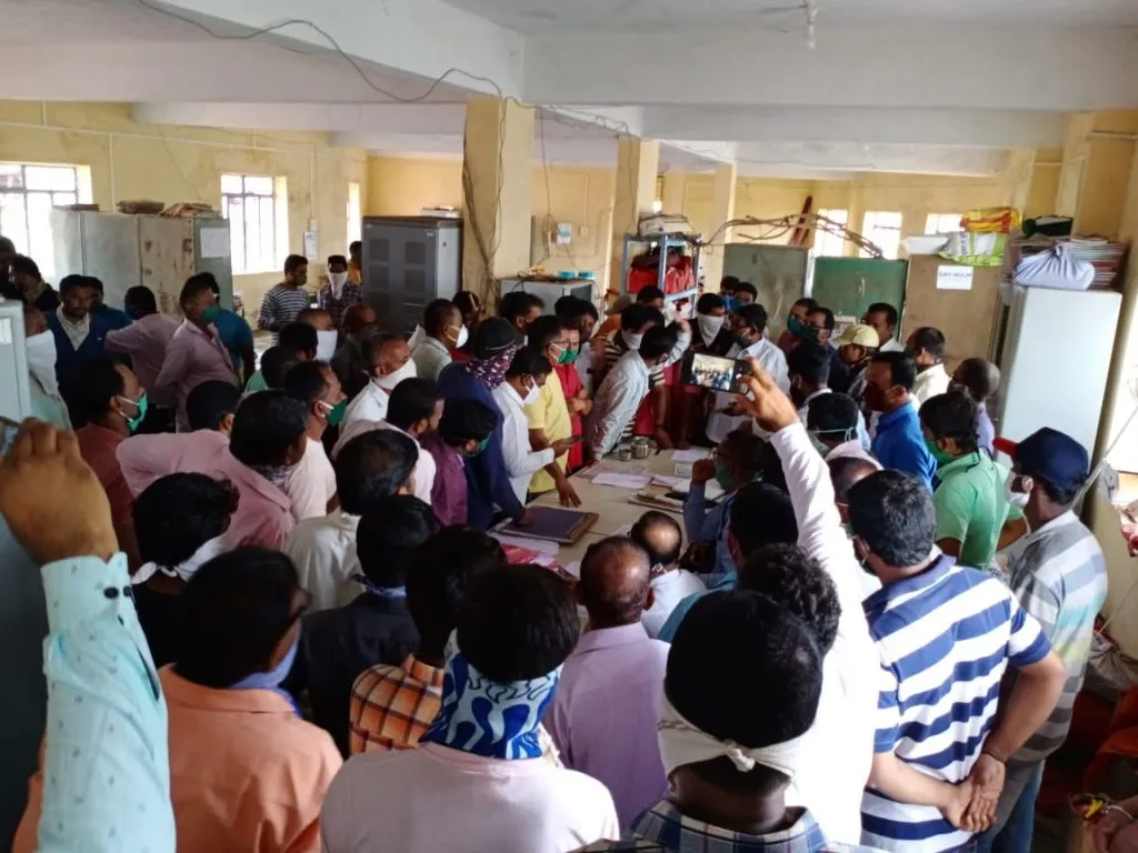 मुरगुड नगरपालिका मुख्याधिकाऱ्यावर चप्पल फेक; पालिका कार्यालयात राडा