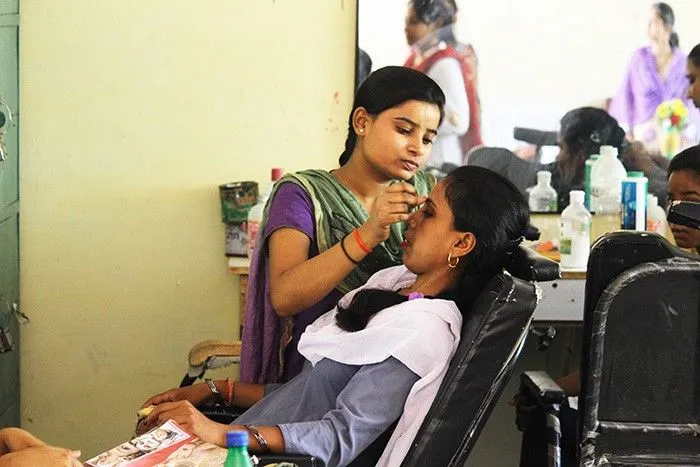 सांगली :अटी व शर्तींस केशकर्तनालये,पार्लर सुरु