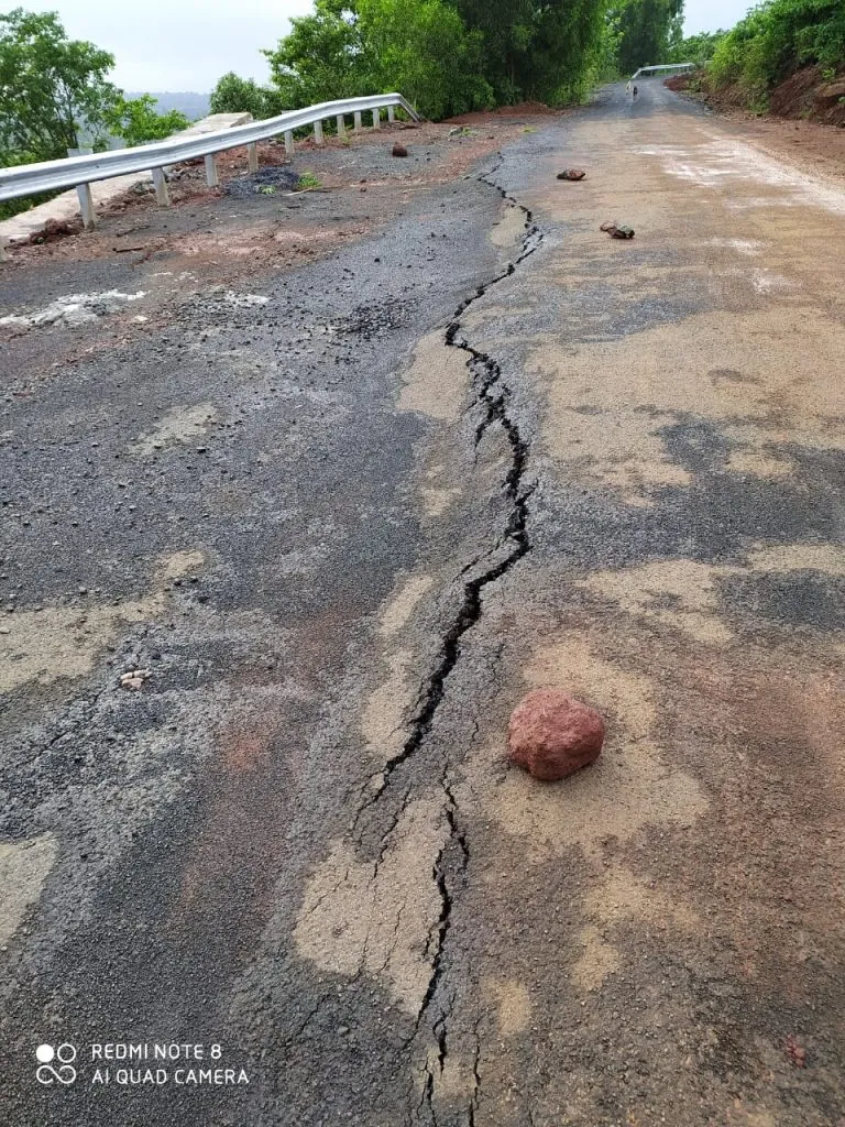 वाकीघोल परिसराला जोडणारा रस्ता पुन्हा खचला