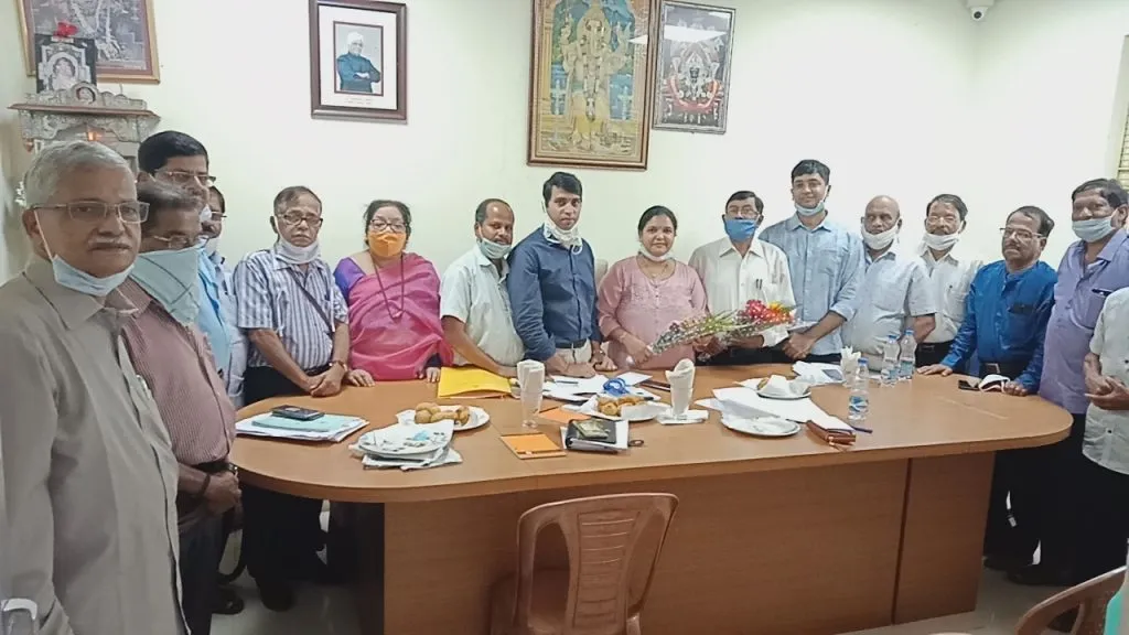 नाटय़मय घडामोडीत बार्देश बझारच्या निवडणुकीत अध्यक्षपदी पूनम नाईक तर उपाध्यक्षपदी नारायण राठवड विजयी