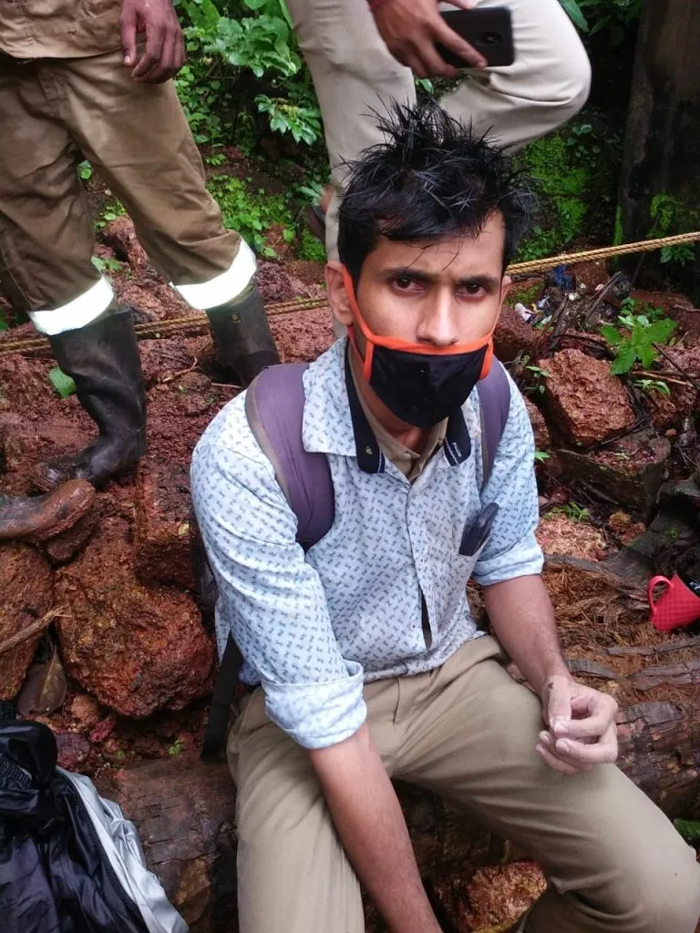 मोटारसायकलवरून विहिरीत पडलेल्या पोलिसाला जीवदान