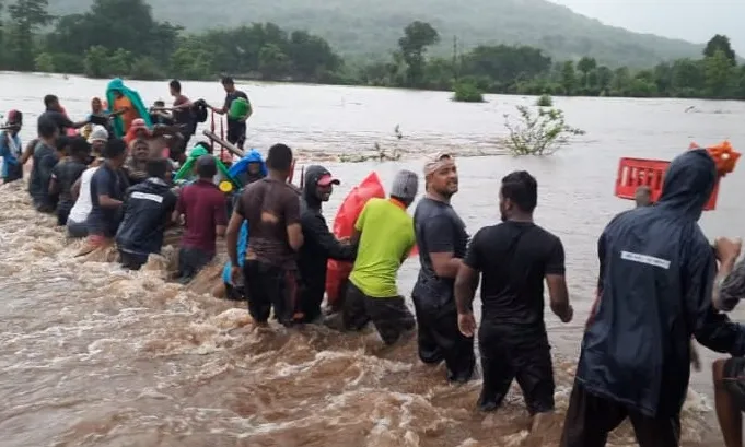 रत्नागिरी : नारंगीच्या पुरात अडकलेल्या ४० शेतकऱ्यांचे वाचवले प्राण