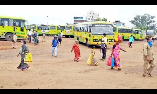 बसस्थानक प्रवेशद्वाराजवळ घातली खडी