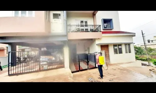 कोरोना बाधिताचा मृत्यू झाल्याने अपार्टमेंट परिसर केला निर्जंतकीकरण