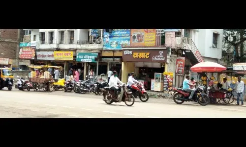 पोलीस आल्यानंतरच दुकाने बंद