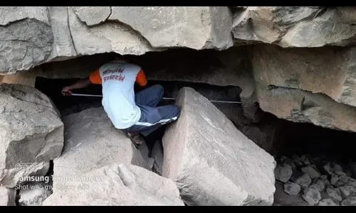 पांडवगड पायथ्याला अपरिचित प्राचीन बौध्द कालीन लेणीचा शोध