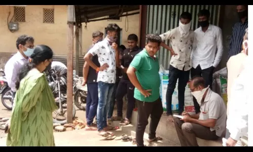 कोरोनाचा प्रसार रोखण्यासाठी कोरेगावात प्रांताधिकार्यांची धडक कारवाई