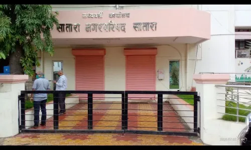 पालिकेतल्या कोरोना कक्षातल्या महिला अधिकाऱयास कोरोनाची बाधा
