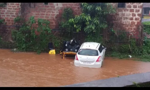 अपघातानंतर रिक्षासह कार पऱयात