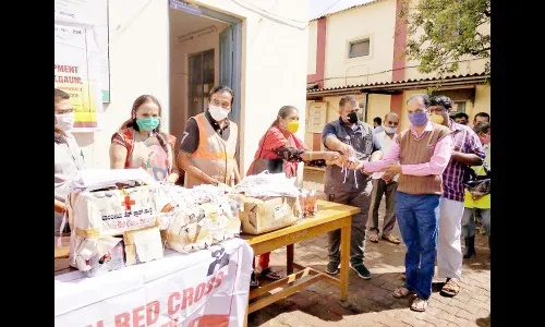 रेडक्रॉसतर्फे हेस्कॉमच्या कोरोना योद्धय़ांना मास्कचे वाटप