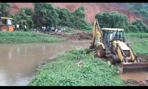 वळपे-विर्नोडा येथे मुख्य जलवाहिनी फुटून पाणी वाया