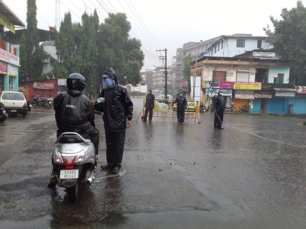 मुसळधार पावसातही फोंडा पोलिसांचा कोरोनाशी लढा