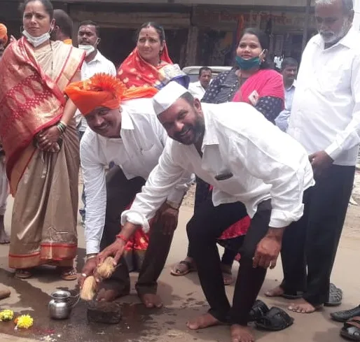 महे येथे विविध विकास कामांचा शुभारंभ