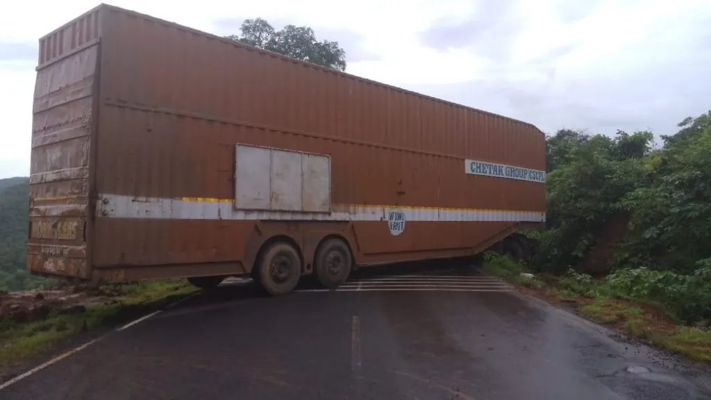 रत्नागिरी: लांजात कंटेनरला अपघात; हायवेवर 5 तास वाहतूक ठप्प