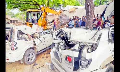 गुंड विकास दुबेचे घर जमीनदोस्त