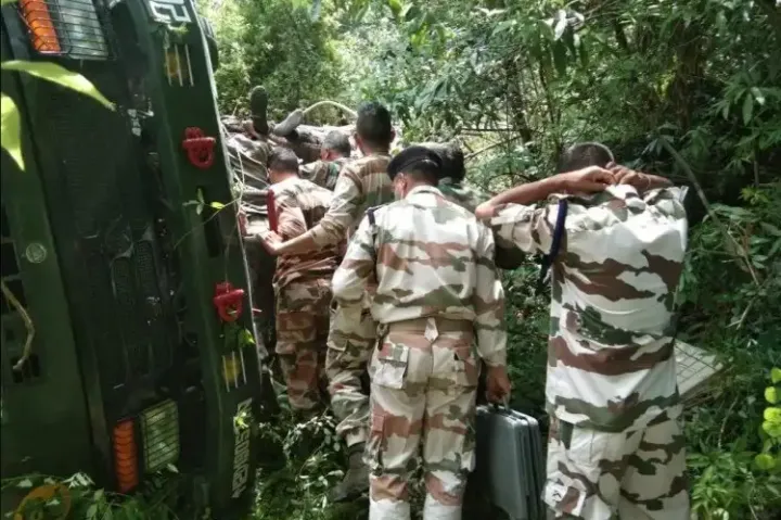 उत्तराखंड : सैन्याचे वाहन दरीत कोसळले; दोन जवान जखमी