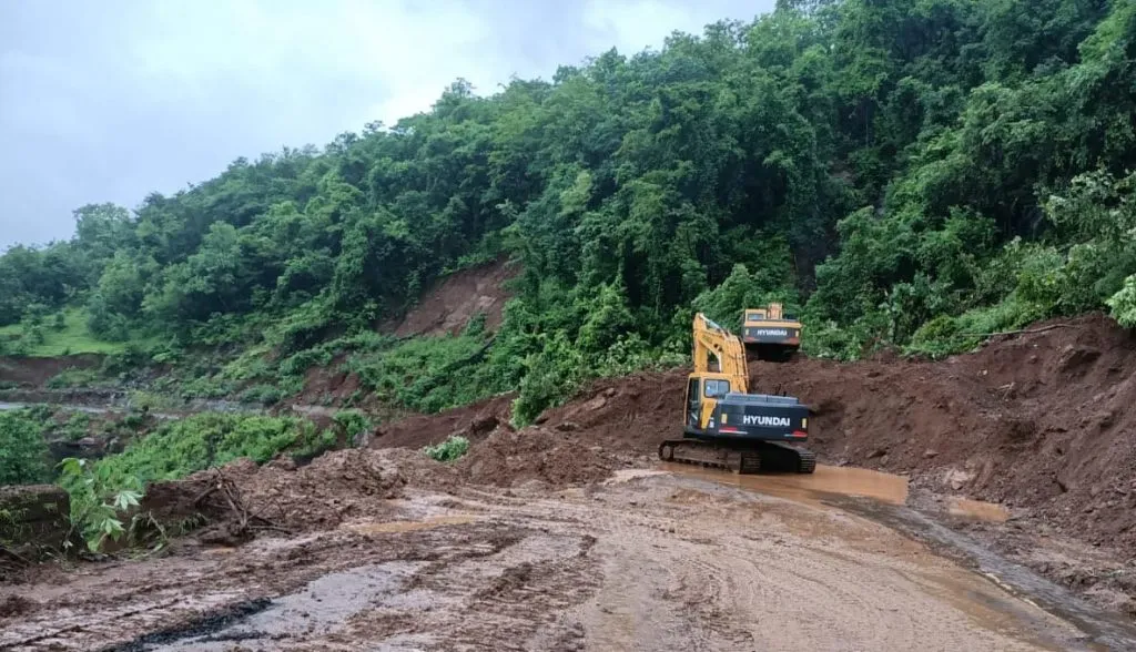 मुंबई – गोवा राष्ट्रीय महामार्ग अद्यापही ठप्पच, दोन्ही बाजूंनी वाहनांच्या मोठ्या रांगा