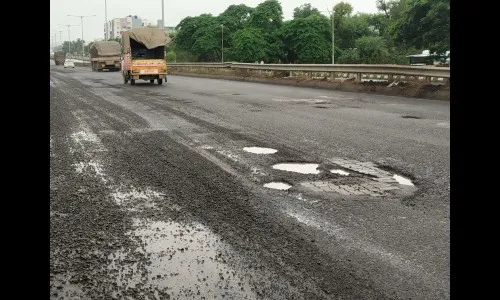 पुणे-बंगलोर राष्ट्रीय महामार्गावर खड्डेच खड्डे