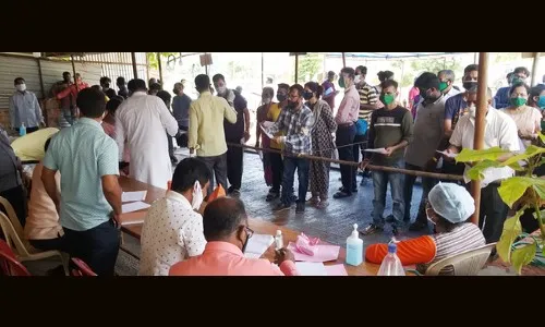 शेकडोंच्या संख्येने मुंबईकर दाखल