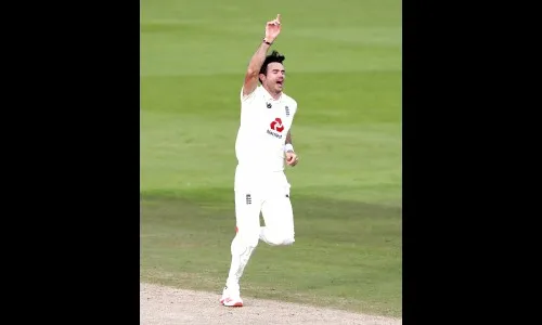 अँडरसनचा भेदक मारा, पाक अडचणीत