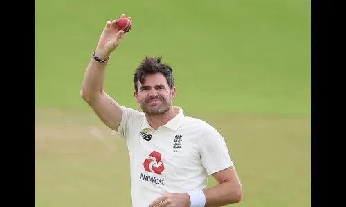 अँडरसन 600 बळी घेणारा पहिला जलद गोलंदाज