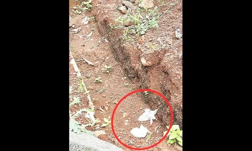 डॉक्टरांचा बेजबाबदारपणा, मास्क ग्लोव्ज टाकताहेत रस्त्यावर