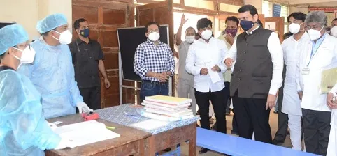 मिरज कोविड सेंटरला देवेंद्र फडणवीसांची धावती भेट