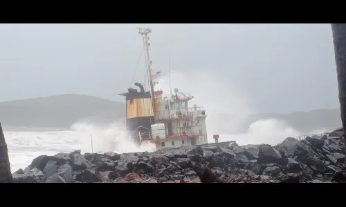 किनारपट्टीवर लाटांचे तांडव, मिऱया किनाऱयाला तडाखा