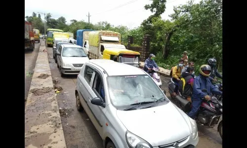 बसस्थानकाच्या प्रवेशद्वाराजवळ वाहतूक कोंडी