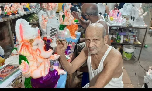 नव्वदीतील रामराय गावकराची चित्रशाळेच्या माध्य़मातून अखंडीतपणे ‘गणेश सेवा’