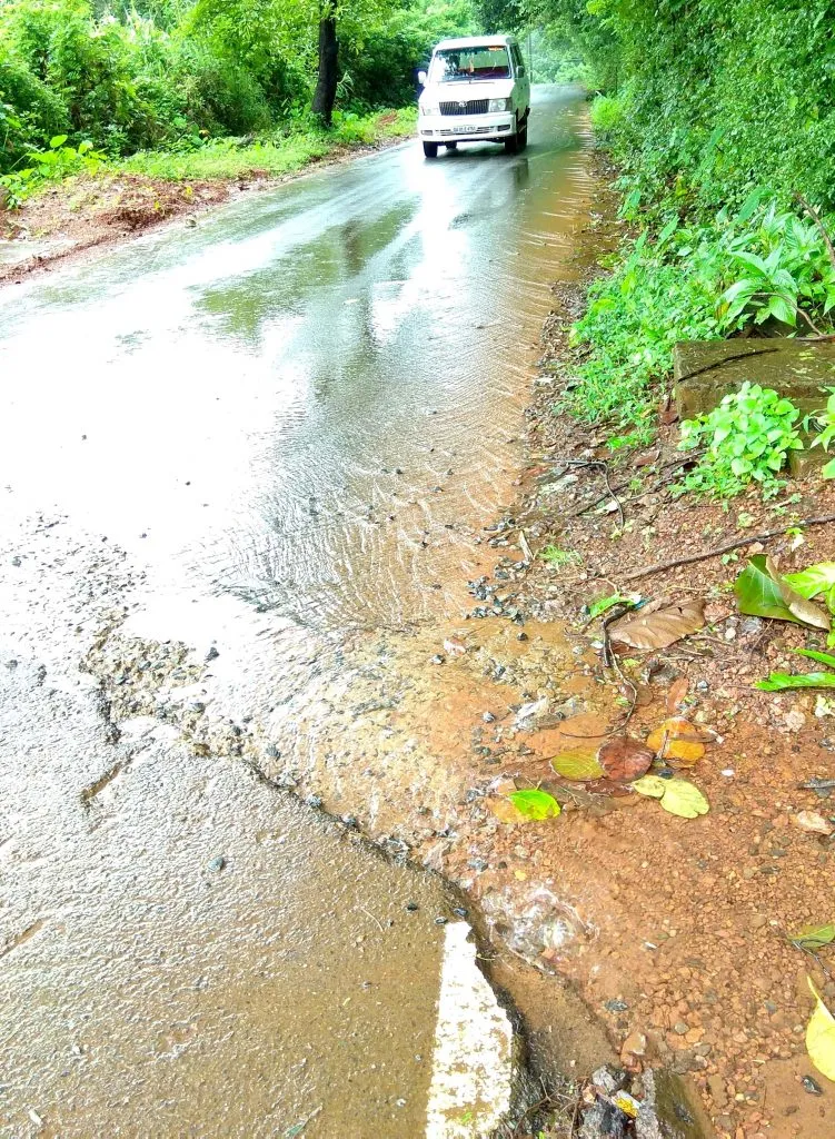 जलवाहिनी फुटून मोठय़ा प्रमाणात पाण्याची नासाडी