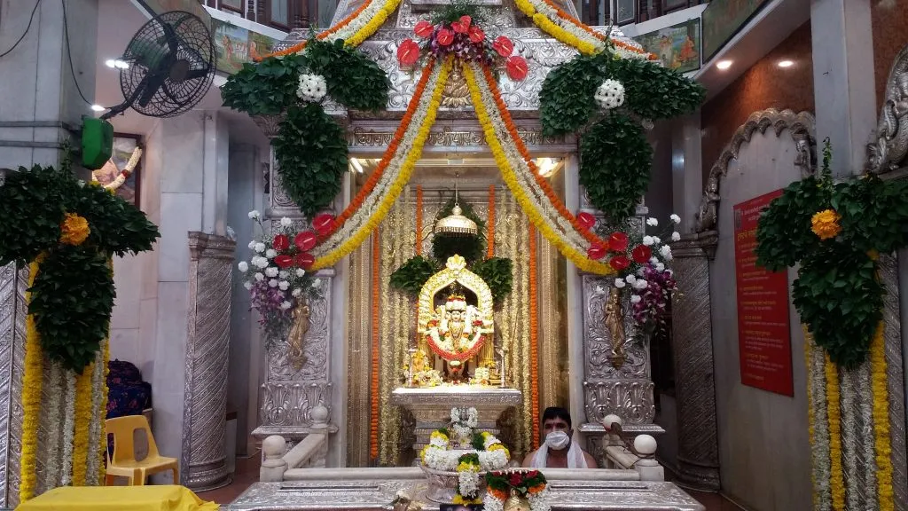 पुणे : श्रावणी सोमवार निमित्त दत्तमंदिरात बेलाच्या पानांच्या प्रतिकृतीची आरास