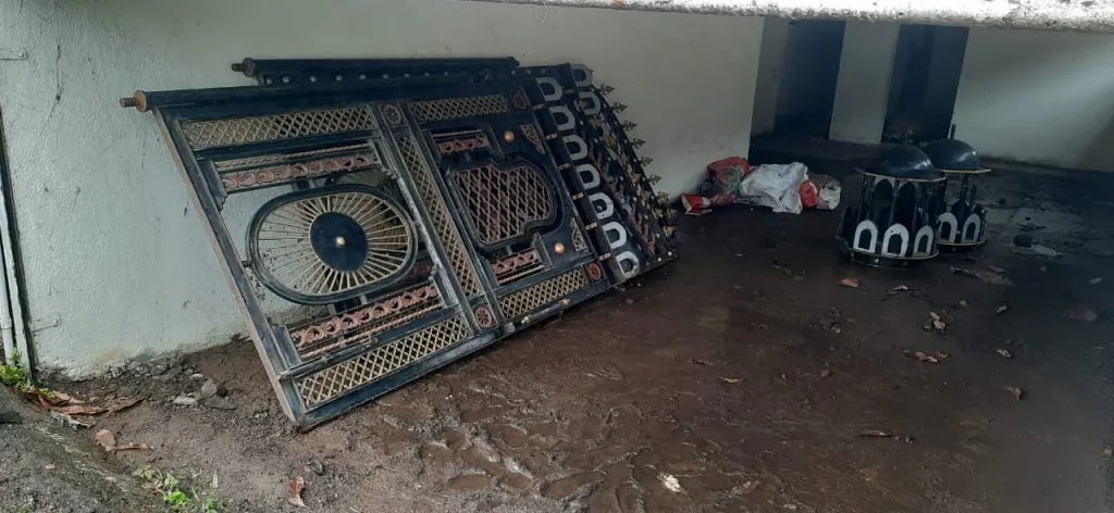अन ते चोरी झालेले लोखंडी प्रवेशद्वार सापडले