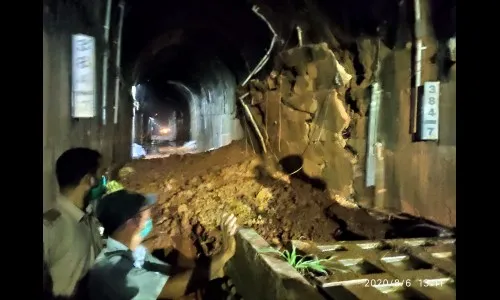 कोकण रेल्वे मार्गावर मालपे पेडणे येथील बोगदा कोसळला