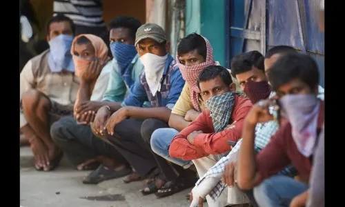 काम गमावलेल्यांना निम्मे वेतन देणार