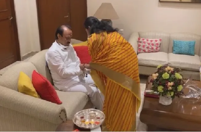 रक्षाबंधन : सुप्रिया सुळेंनी औक्षण करुन अजित दादांना बांधली राखी