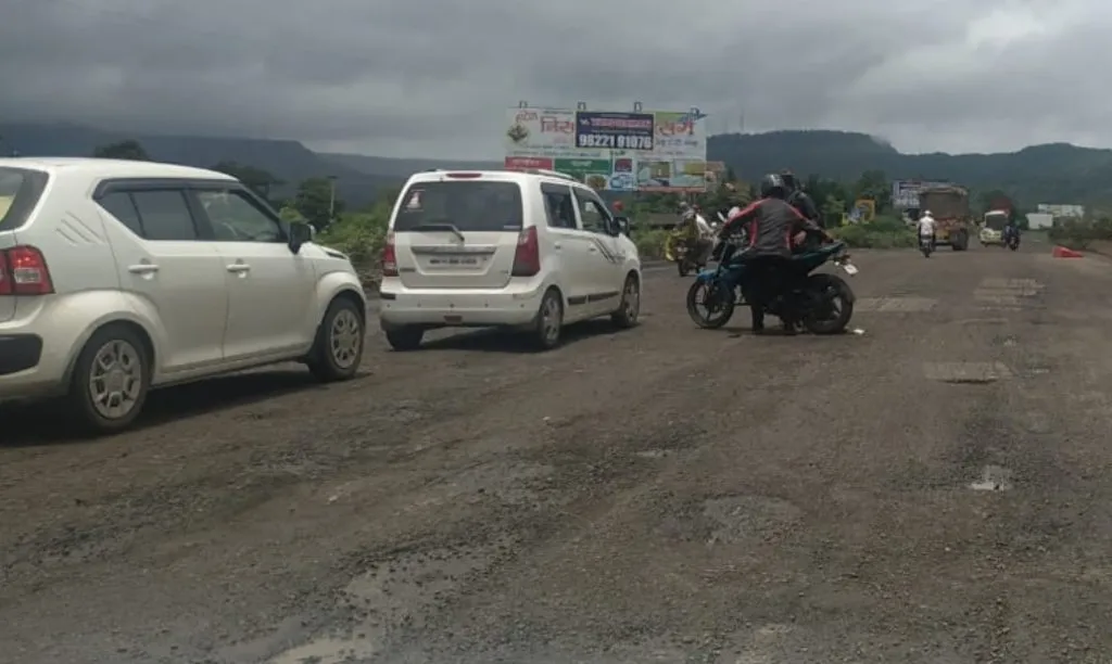 सातारा : महामार्गावर खड्यामुळे दुचाकीस्वाराचा अपघात