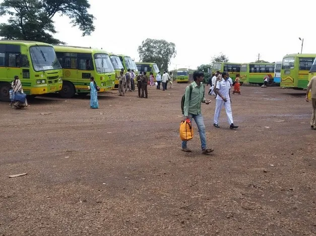 अरगन तलावनजीक वाहनधारकांची चौकशी करताना रहदारी पोलीस