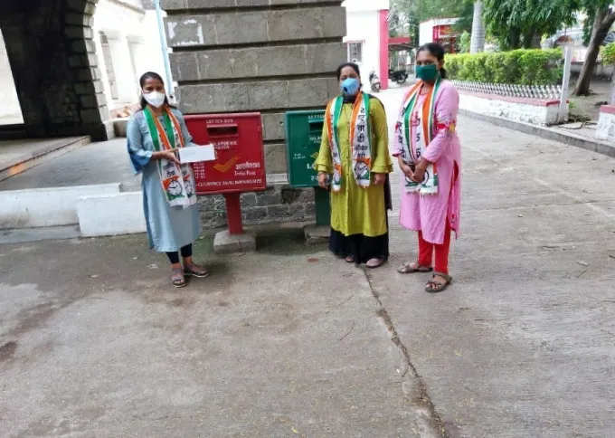 राष्ट्रवादी युवती काँग्रेसच्या वतीने मोदींना पोस्टाने पाठवला कांदा