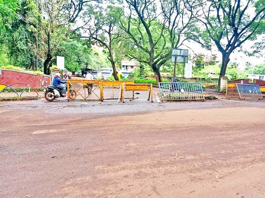 स्मार्ट रस्त्यांच्या विकासकामामुळे वाहतुकीचे तीनतेरा