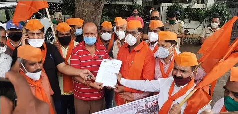 मराठा क्रांती मोर्चातर्फे माजी मंत्री सुरेश खाडे यांच्या दारात हलगी बजाव