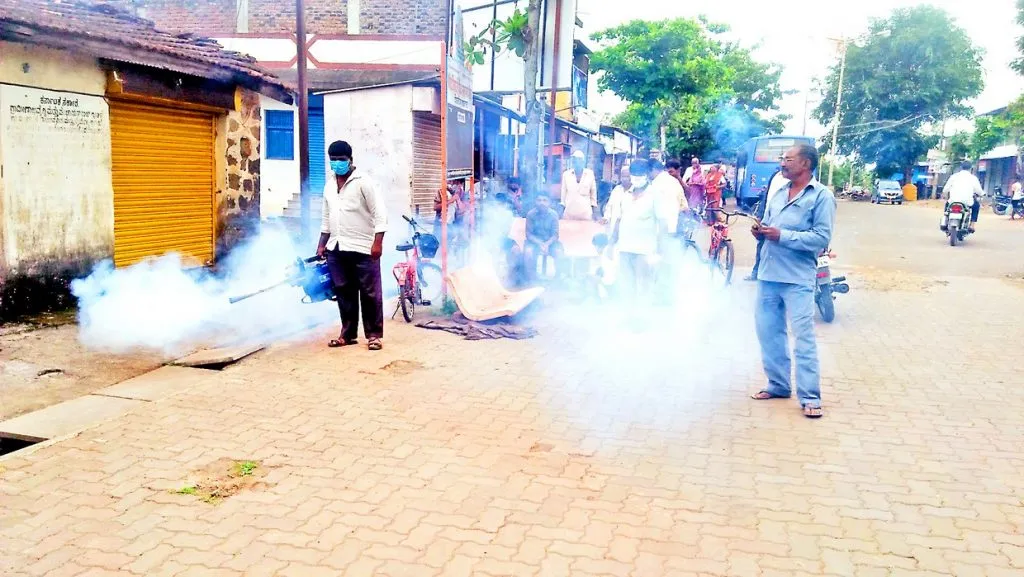 खडकलाट ग्रामपंचायतीकडून औषध फवारणी