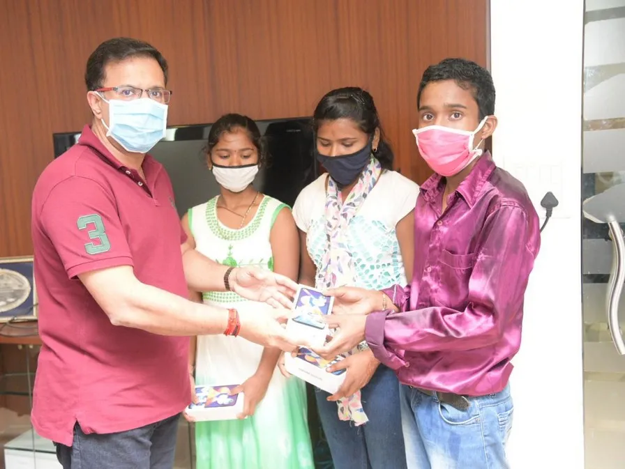 विश्वजीत राणे याच्याकडून स्मार्टफोन