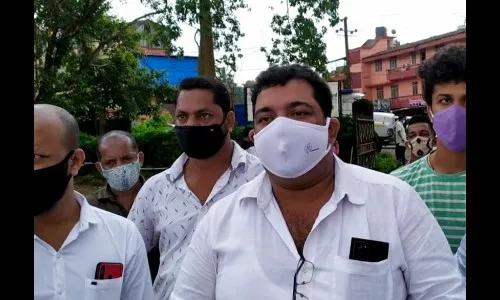 काँग्रेस कार्यकर्त्यांचा कुडचडे वीज कार्यालयावर मोर्चा