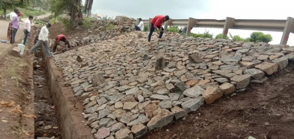 गोकुळ शिरगाव उड्डाणपुलाच्या संरक्षणासाठी पिचिंग वर्क