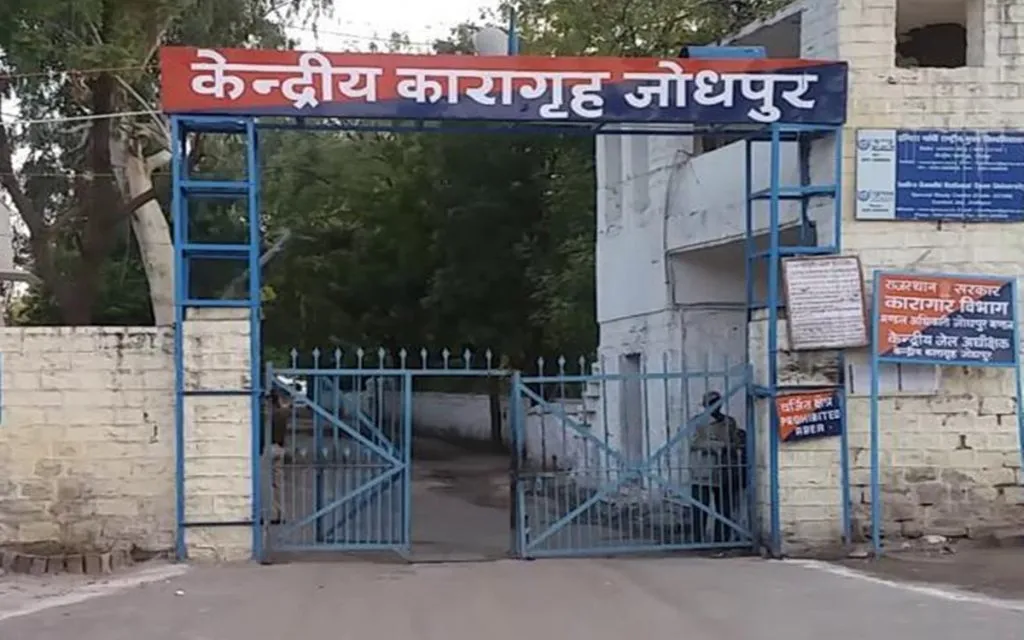 धक्कादायक! कैद्याने मलाशयात लपवले 4 मोबाईल