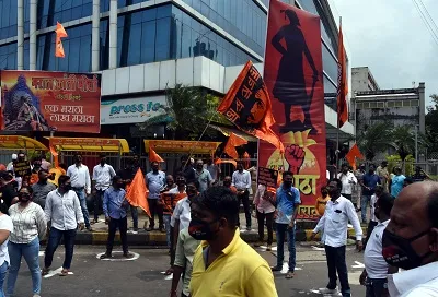 आरक्षण स्थागितीवरून मराठा समाज रस्त्यावर