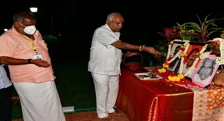 कर्नाटक: मुख्यमंत्री येडियुरप्पा यांनी सुरेश अंगडी यांना वाहिली श्रद्धांजली