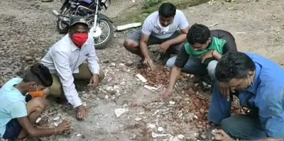 सातारा : खड्डे भरत नागरिकांनी नोंदवला पालिकेचा निषेध