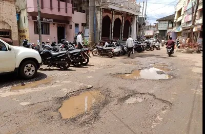 कोल्हापूर : या खड्ड्यांच करायचं काय?, शहरातील वाहनधारक त्रस्त